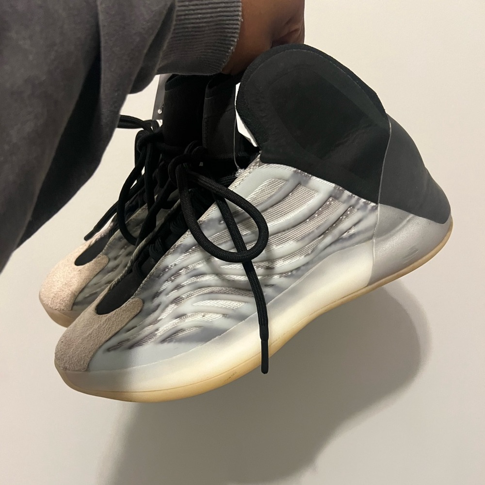 Men Yeezy quantum 7.5
